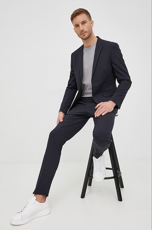 barbat imbracat cu costum clasic de culoare inchisa - tinute pentru interviu clasice pentru barbati