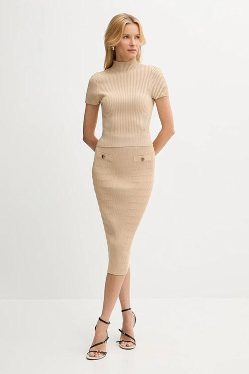 femeie imbracata cu fusta tip creion de culoare crem