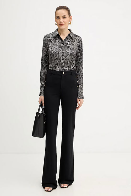 femeie imbracata cu pantaloni evazati de culoare inchisa pentru interviu