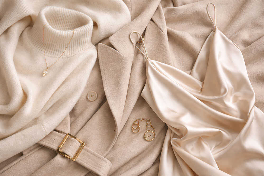 Texturi premium pentru garderoba femeilor 35+, materiale elegante precum cașmir și mătase